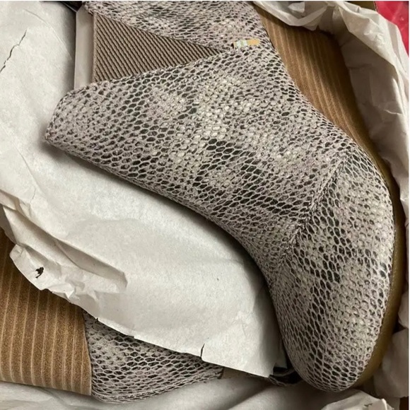 NWT TOMS Cobblestone Snake Printed Kelsey Wedge Boots, Size 5.5 - Picture 2 of 5